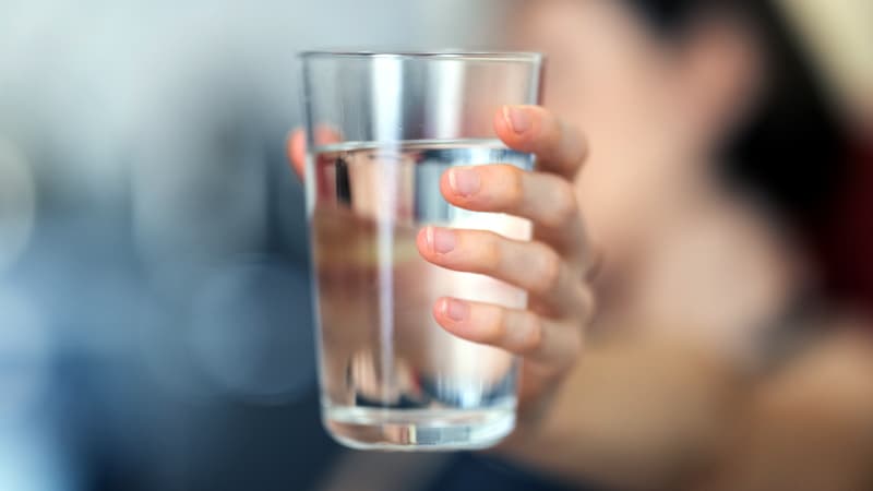 Doit-on vraiment boire 8 verres d'eau par jour? Non